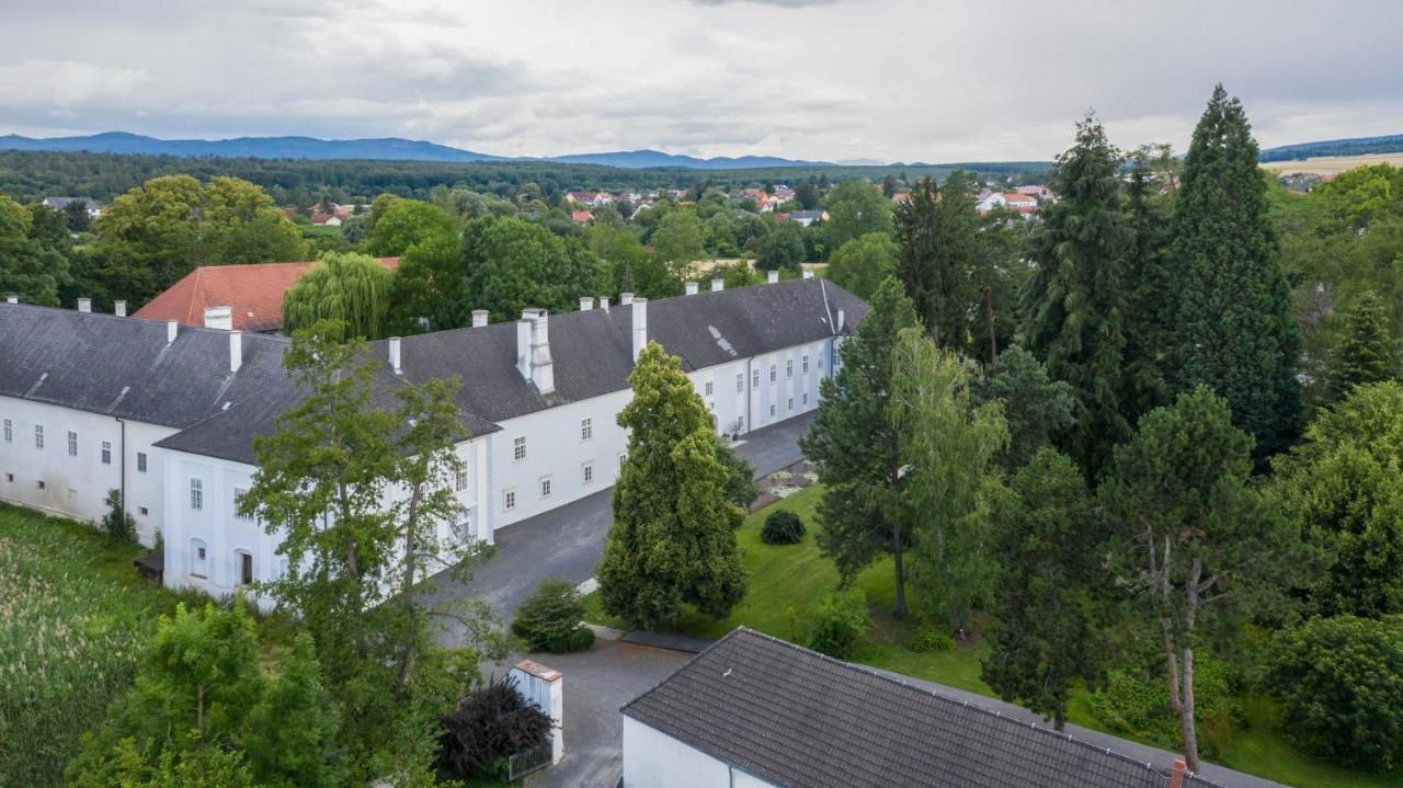 Boutique Hotel Zum Oberjaeger, Schloss Lackenbach מראה חיצוני תמונה